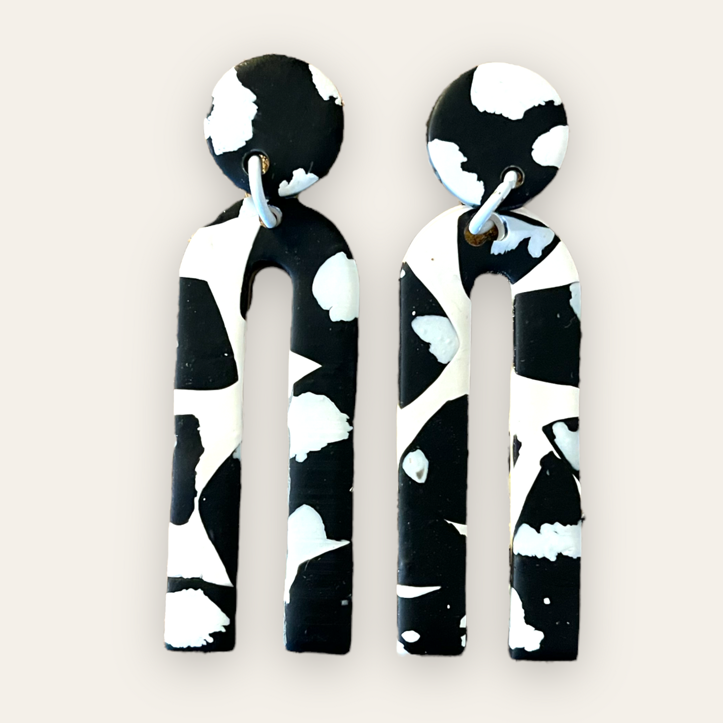 Black and white skinny arch Earrings 1955