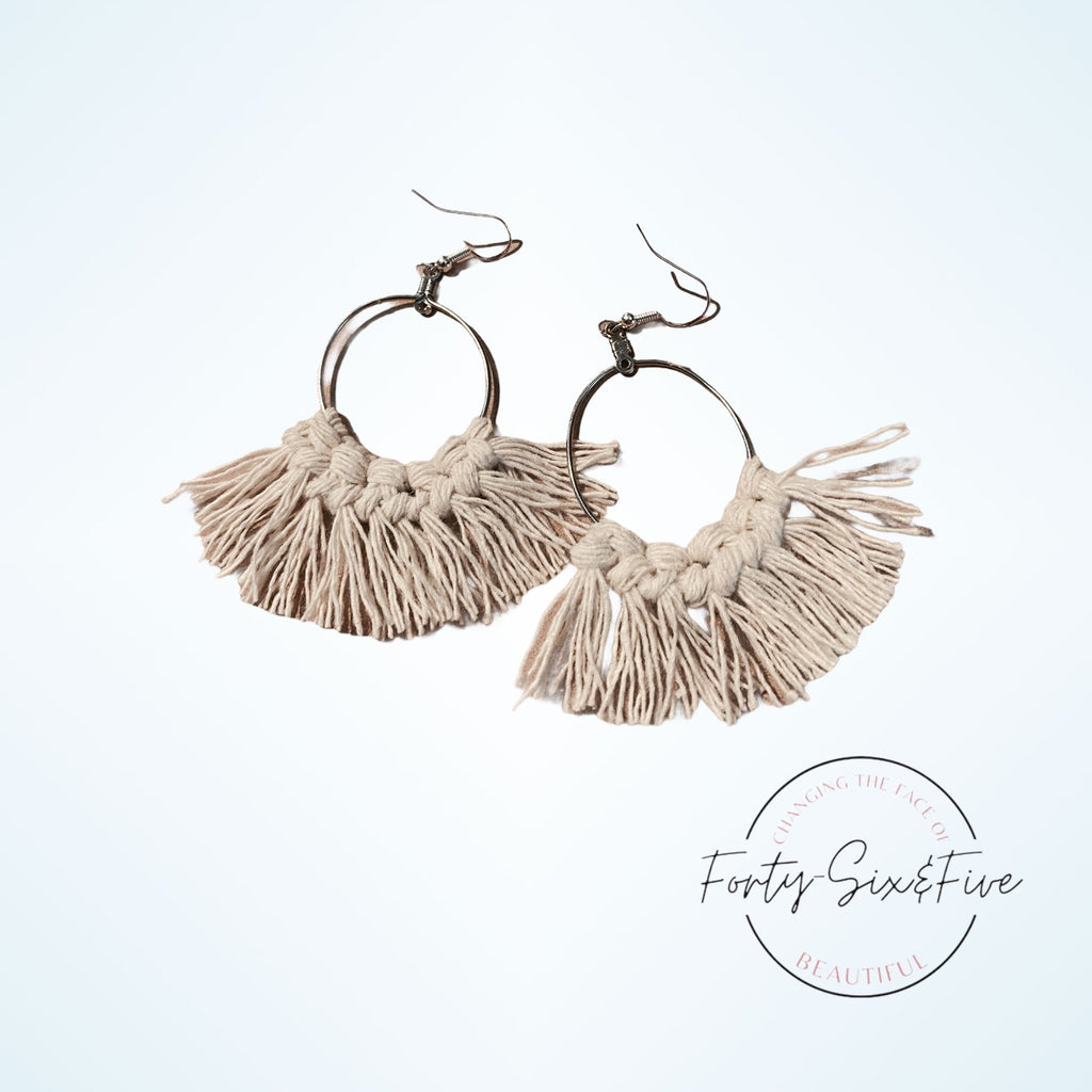 Neutal macrame earrings 1955